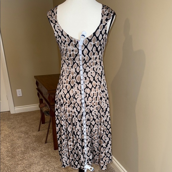 Elegant Black and Cream Patterned Dress - Picture 8 of 13
